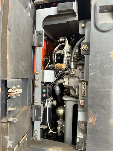 جرافة Hitachi 225USLC-5B