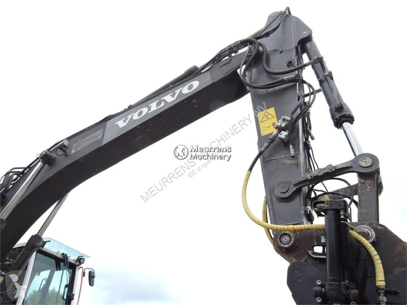Багер Volvo ECR235