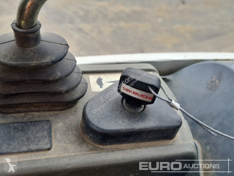 Escavadora Takeuchi TB216
