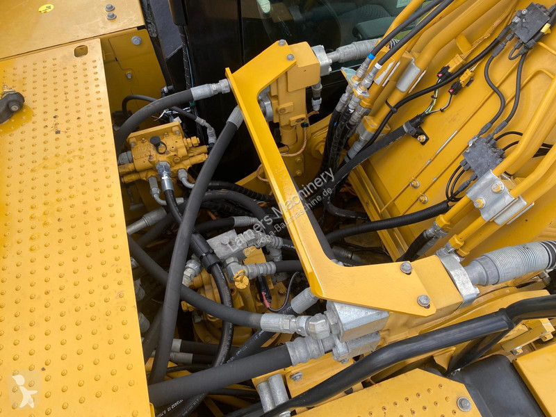 Rýpadlo Caterpillar 323 .