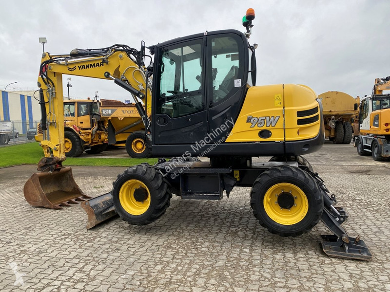 جرافة Yanmar B95w .