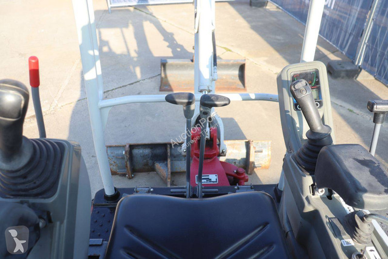 جرافة Takeuchi TB216