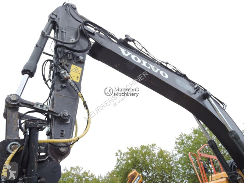 Багер Volvo ECR235