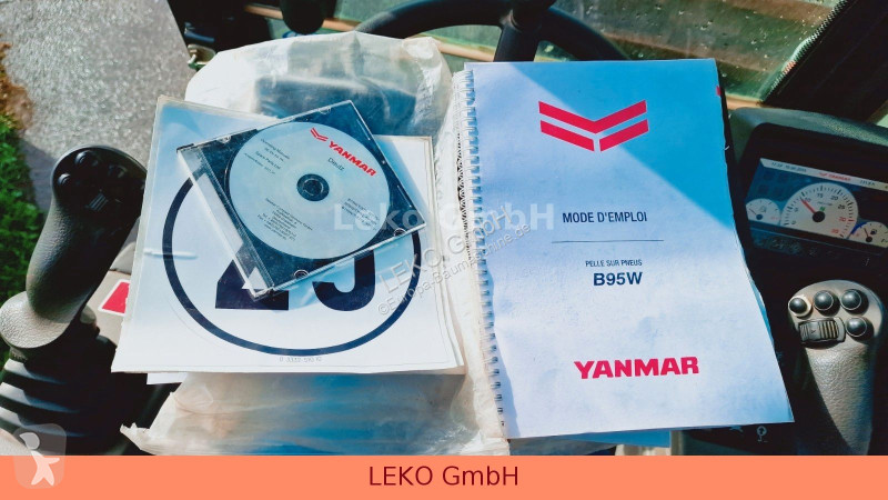 جرافة Yanmar B 95W Mit Drei Löffeln und Ein Hammer