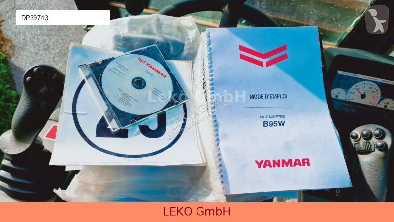 Escavatore Yanmar B 95W Mit Drei Löffeln und...