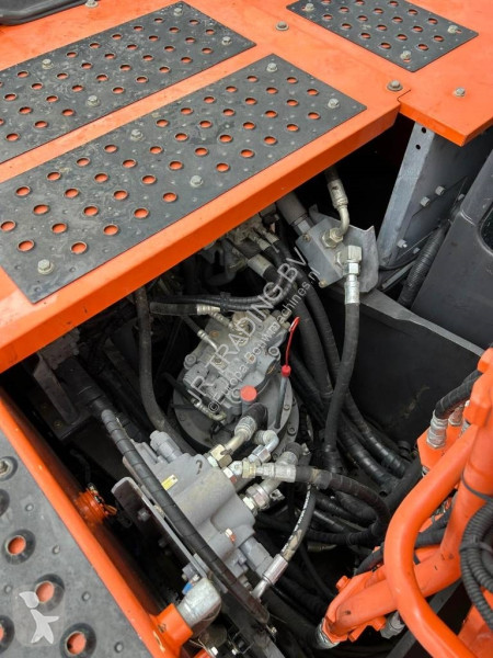 Lopatový nakládač Hitachi ZX220W-5B