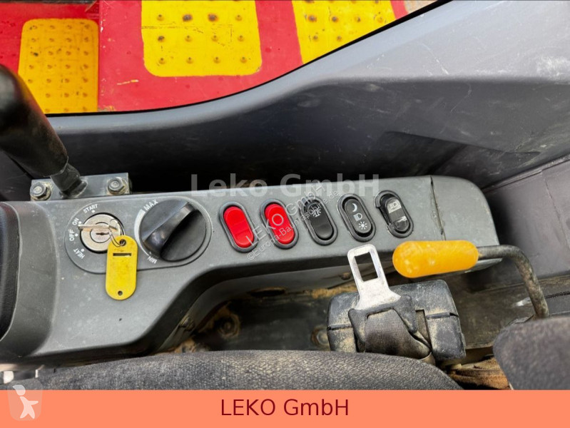Rýpadlo Komatsu PW118MR-8 Mit Drei Löffeln