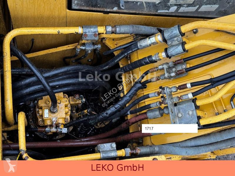 Escavatore Caterpillar 318B Mit Zwei Löffeln