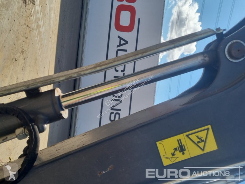 جرافة Volvo EC27D