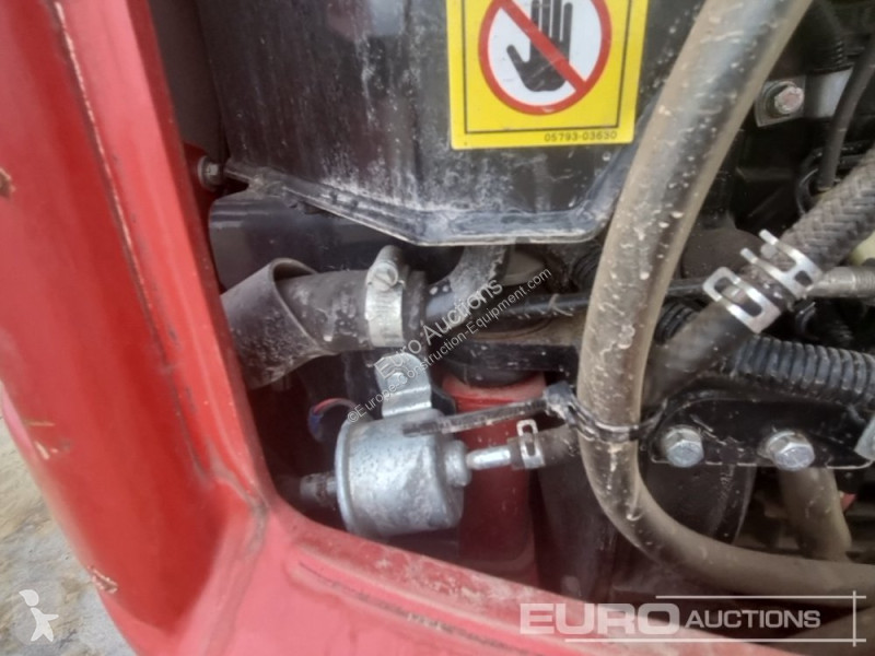Escavadora Takeuchi TB216