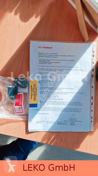 جرافة Yanmar B 95W Mit Drei Löffeln und Ein Hammer