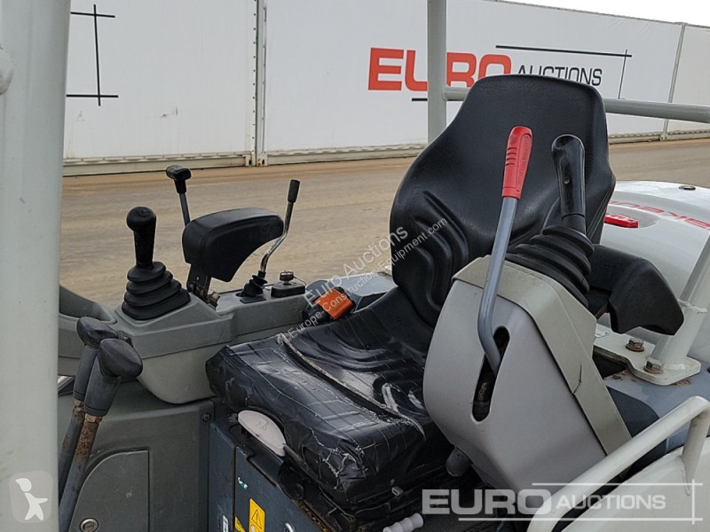 Escavadora Takeuchi TB216
