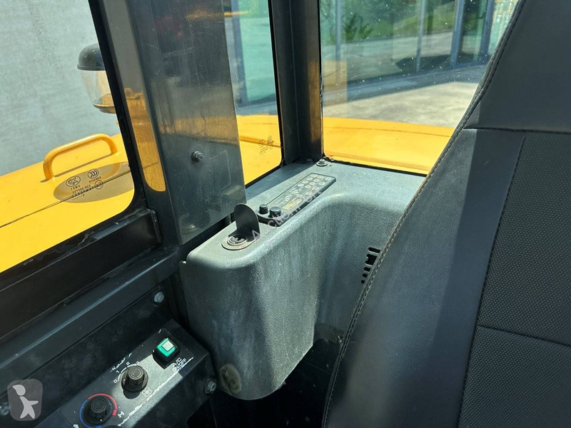 جرافة Komatsu 7