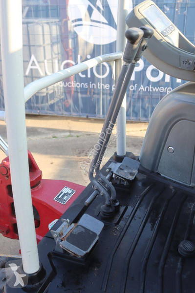 جرافة Takeuchi TB216