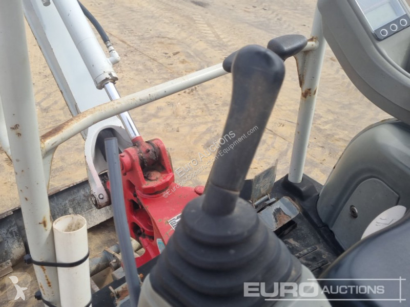 Escavadora Takeuchi TB216