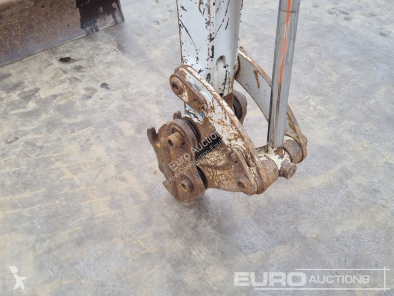 Escavadora Takeuchi TB215