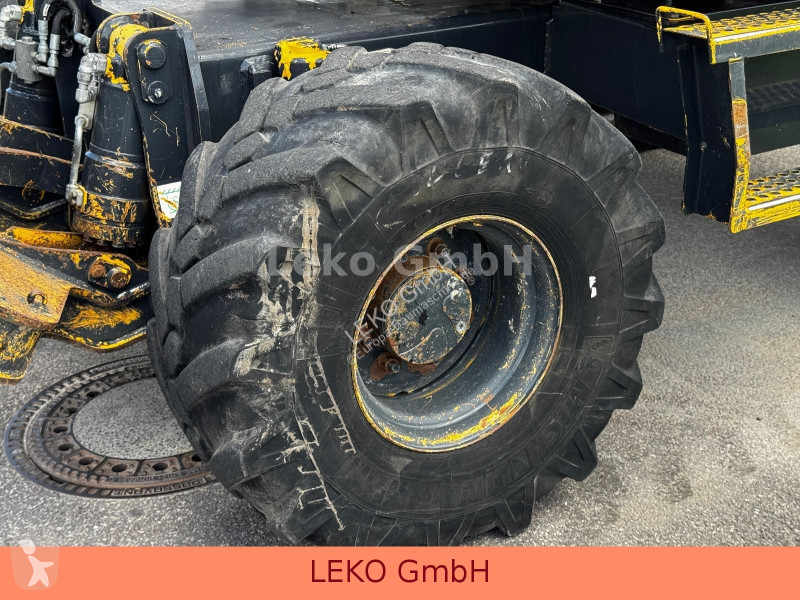 Rýpadlo Komatsu PW118MR-8 Mit Drei Löffeln