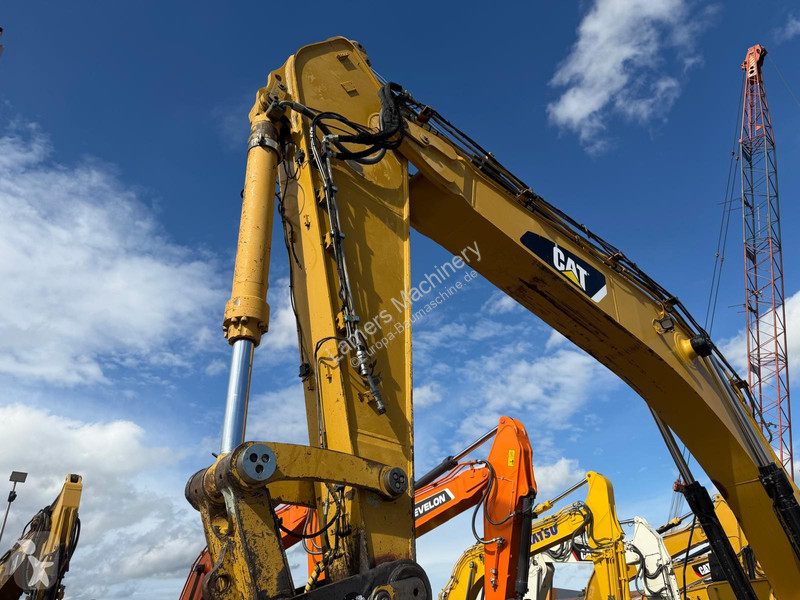 Екскаватор Caterpillar