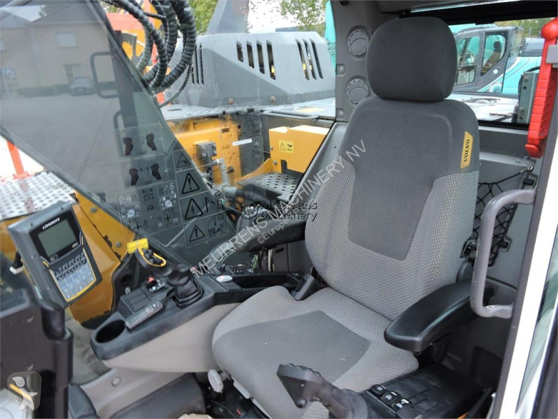 Багер Volvo ECR235