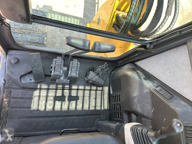 جرافة Komatsu 7