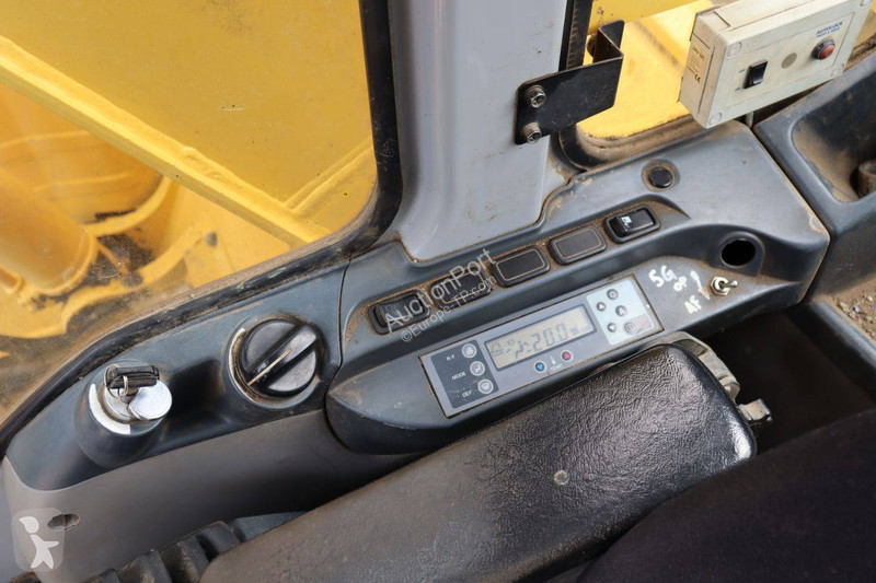 Багер New Holland Kobelco 2