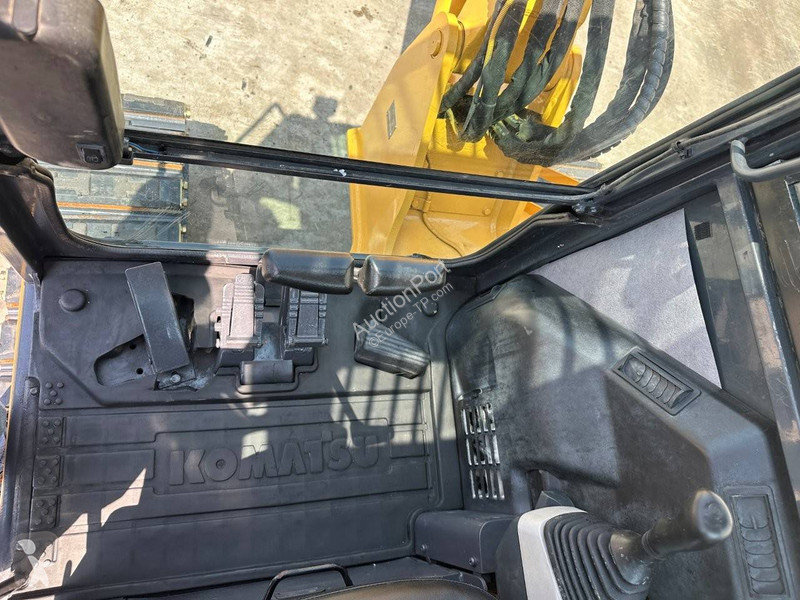 Екскаватор Komatsu 7