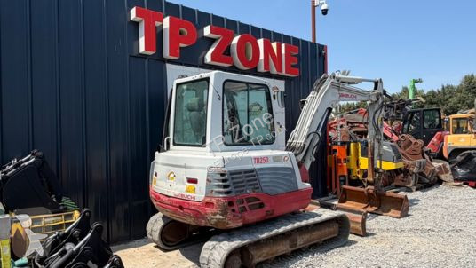 جرافة Takeuchi tb250 clim à 27 900 € ht