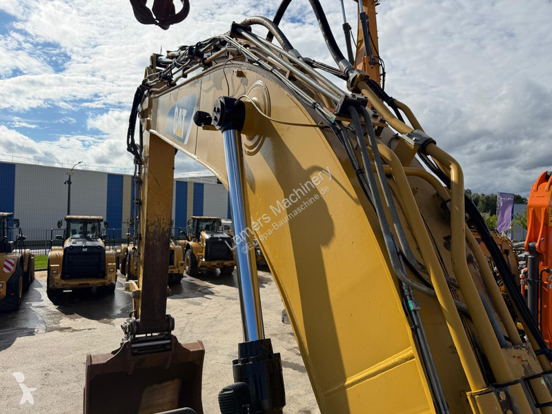 Екскаватор Caterpillar