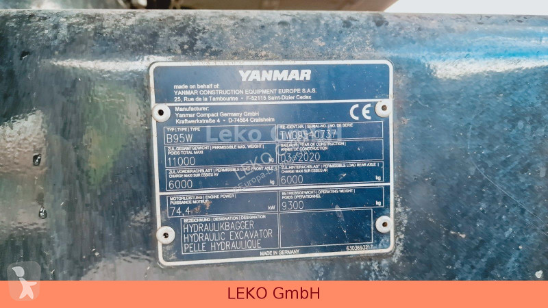 جرافة Yanmar B 95W Mit Drei Löffeln und Ein Hammer