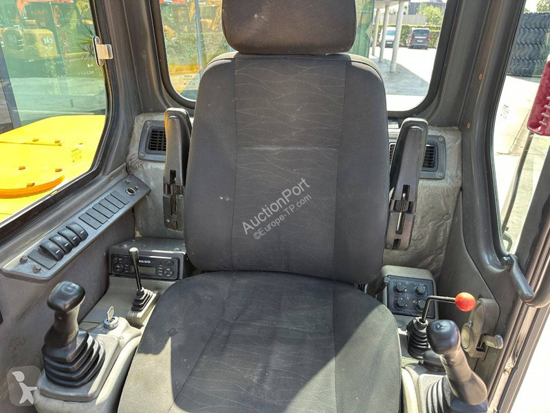 Екскаватор Volvo D