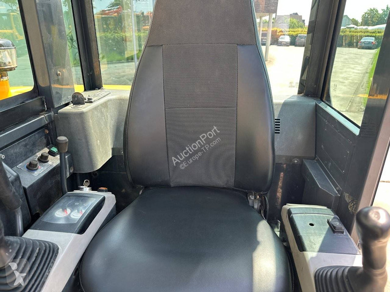 Екскаватор Komatsu 7