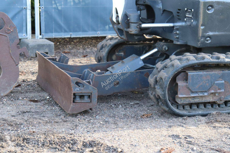 Багер Bobcat E17