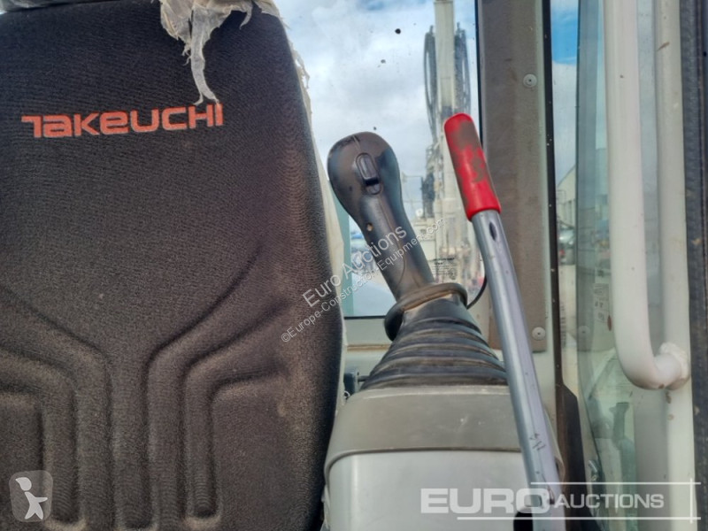 Escavadora Takeuchi TB240