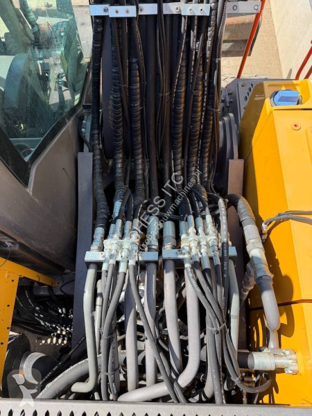 جرافة Volvo 220 E 220 - 180 -