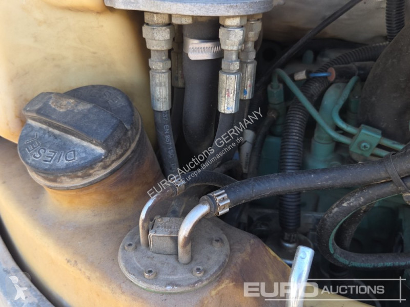 جرافة Volvo ECR25D