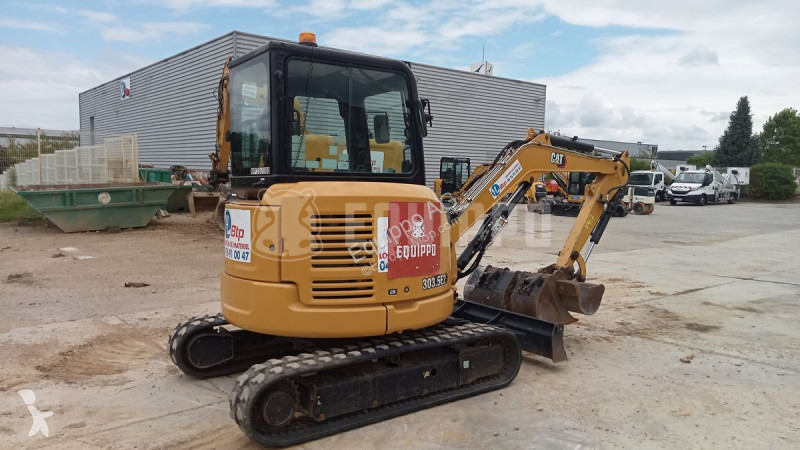 Excavadora Caterpillar 3035E2 with 3 buckets