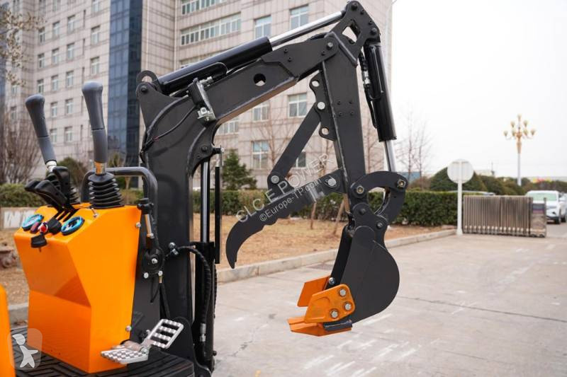 Lopatový nakládač CLC Mini Pelle T 700