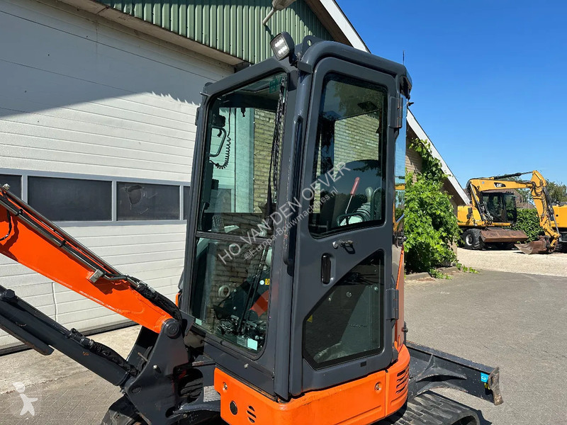 Escavadora Hitachi ZX26U-6CR