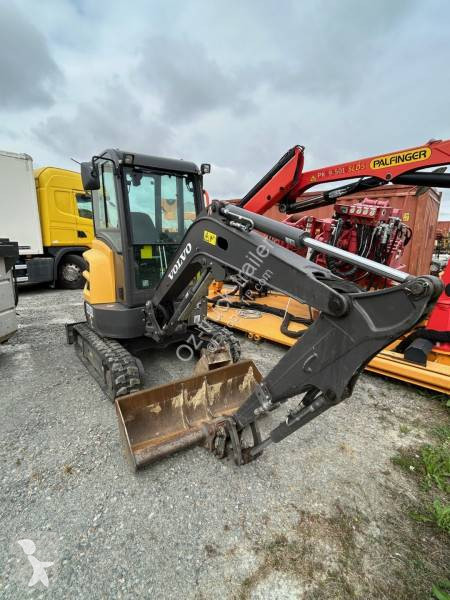 Lopatový nakládač Volvo ECR 25D