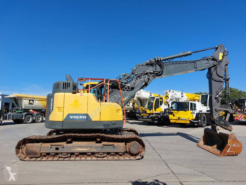 Escavadora Volvo ECR 235 E