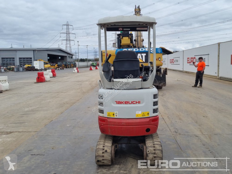 Escavadora Takeuchi TB215