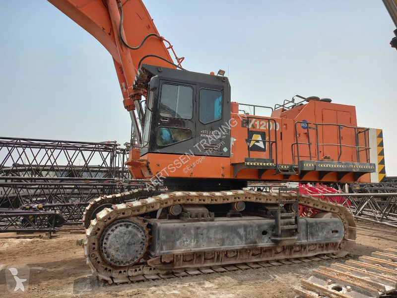 Excavator Hitachi Longreach 28m (Abu Dhabi)