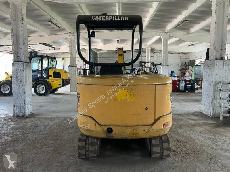 Lopatový nakládač Caterpillar 3025