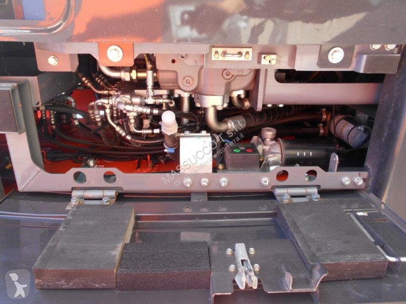 Экскаватор Hitachi ZX225-US6