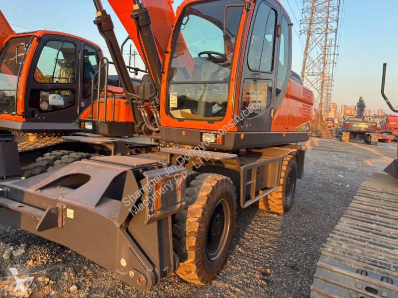 Lopatový nakládač Develon DX210W