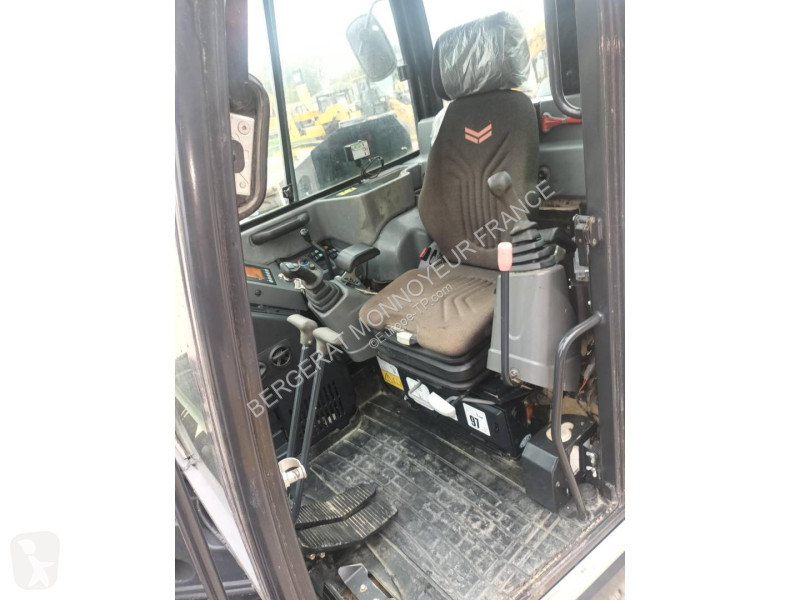 جرافة Yanmar SV100