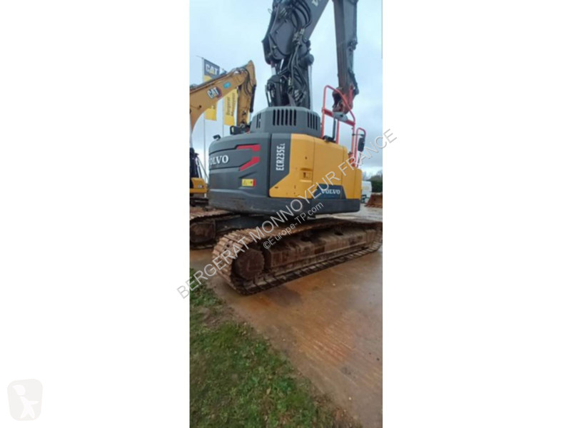 Багер Volvo ECR235