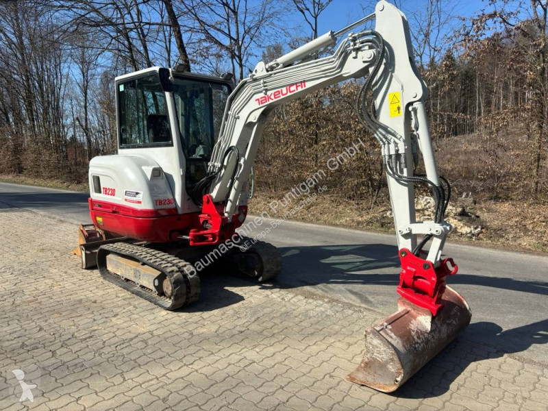 جرافة Takeuchi 230