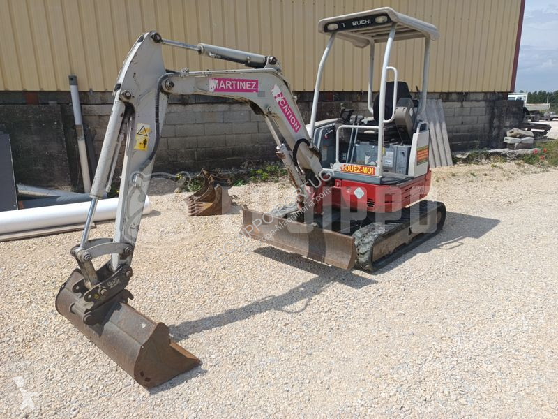 Escavadora Takeuchi with 3 excavator buckets