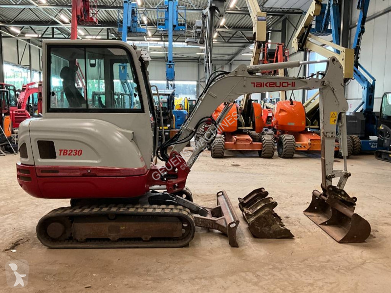 Lopatový nakládač Takeuchi 230
